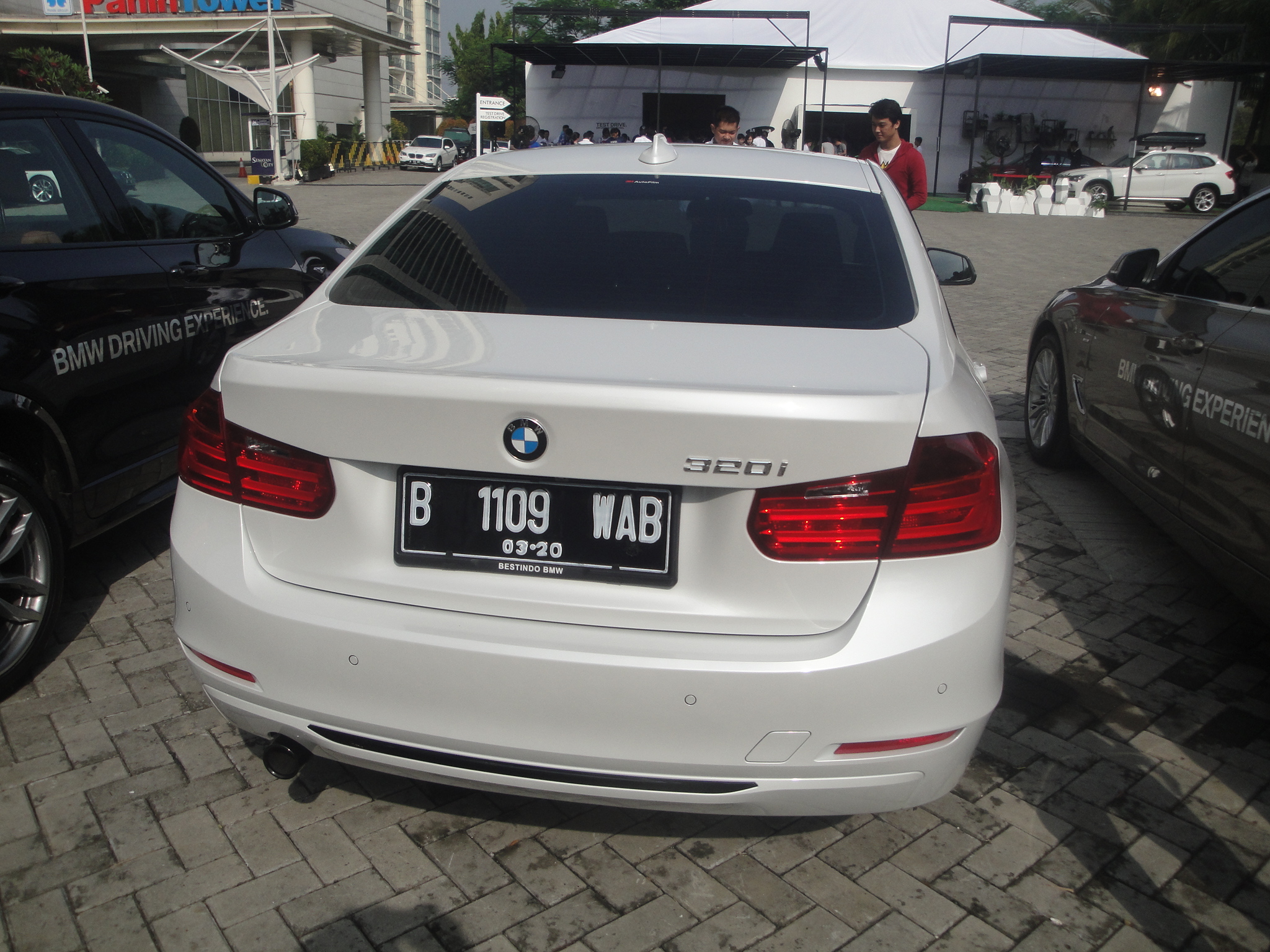 First Look And Test Drive BMW 320i Sport 2014 Otoaxelngoceh